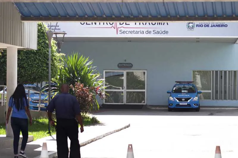 Policial foi atingido no rosto e não corre risco de morte