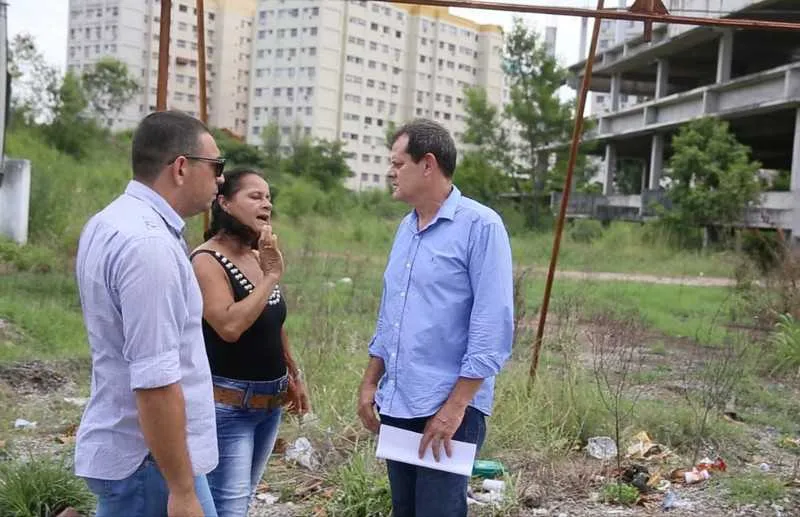 Salema esteve no terreno onde está a obra inacabada do prédio da unidade de saúde, no Colubandê