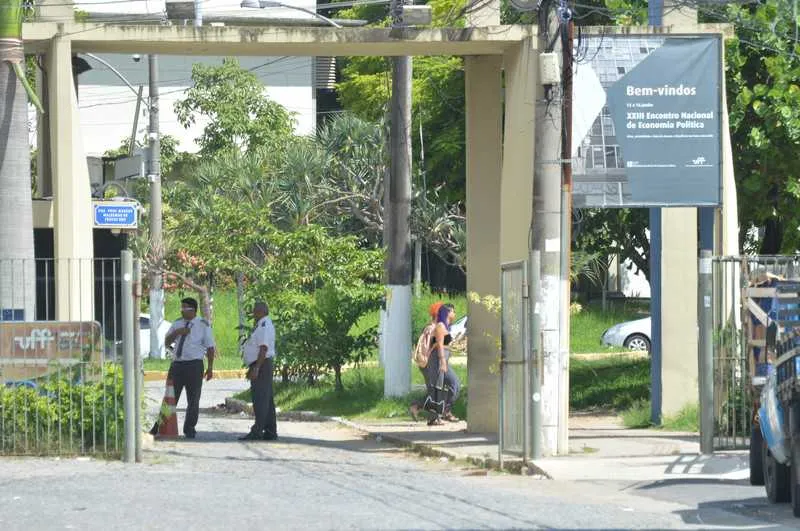 Antes da volta às aulas, universidade pode ficar sem seguranças.