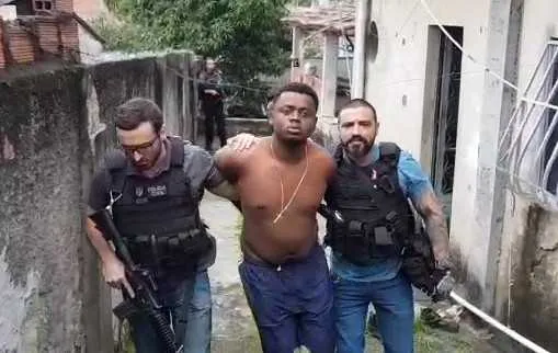 Ele também é acusado de assassinar dois policiais