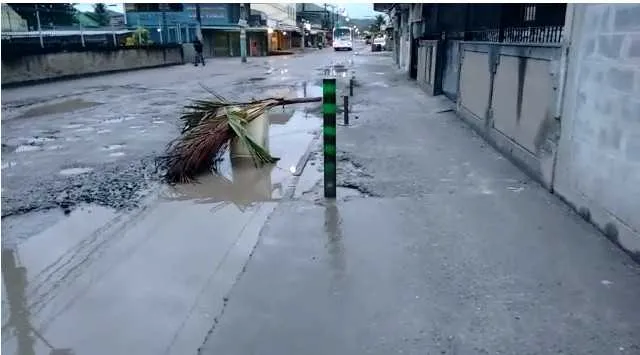 Com a chuva dos últimos dias, a rua ficou completamente alagada 
