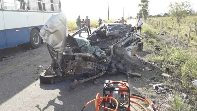 O carro ficou destruído com a colisão