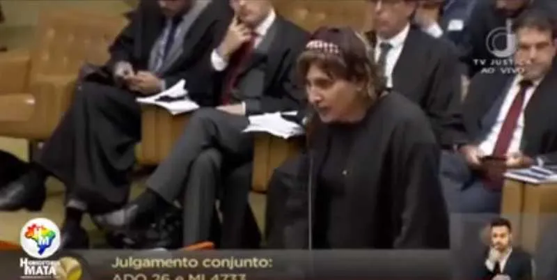 Maria Eduarda Aguiar é a dona da 1ª carteirinha da OAB-RJ com nome social