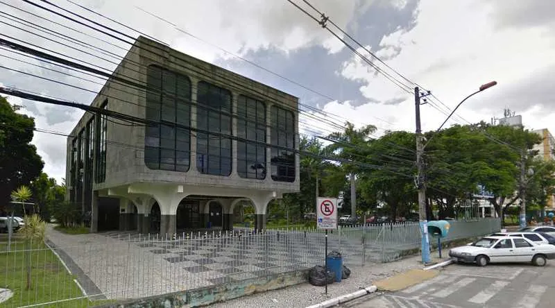 A Secretaria Municipal de Educação, no Centro Cultural Joaquim Lavoura, é um dos locais de inscrição