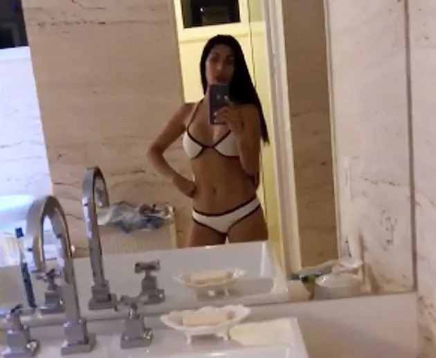 Entre um show e outro, Simaria, da dupla sertaneja com Simone, aproveitou uma folguinha, essa semana, para dar um mergulho na piscina da sua casa, em Goiânia. No Instagram, a sertaneja exibiu o corpão de biquíni no espelho do banheiro.

“A gente acaba se virando nos 30, daqui a pouco tem estúdio. Mas antes vou dar um mergulho de piscina com meus babys, minha família, para eu poder aproveitar um pouquinho né? Porque só de trabalho ninguém vive, colegas”, disse no vídeo