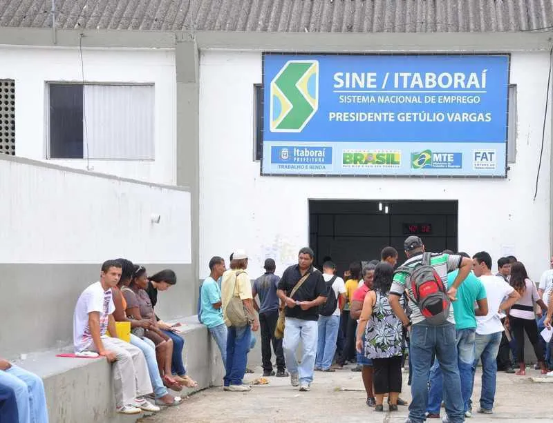 Há vagas de emprego para os cargos de Capoteiro/Estofador, Copeiro e Auxiliar de Cozinha