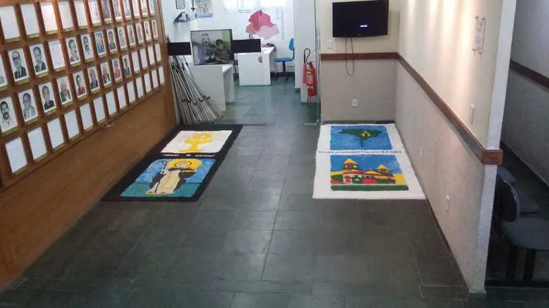 Funcionários participaram também da confecção dos tapetes no centro de São Gonçalo