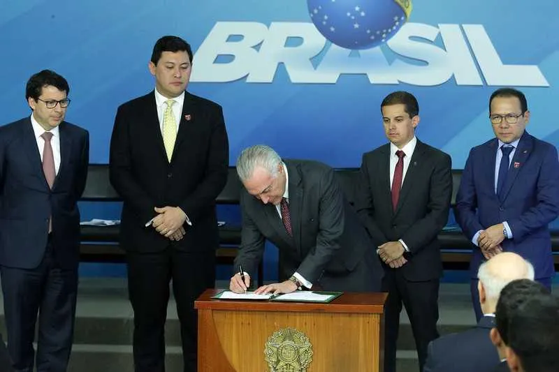 O presidente Michel Temer sancionou a lei e assinou o decreto nesta quarta, em cerimônia que ocorreu no Palácio do Planalto