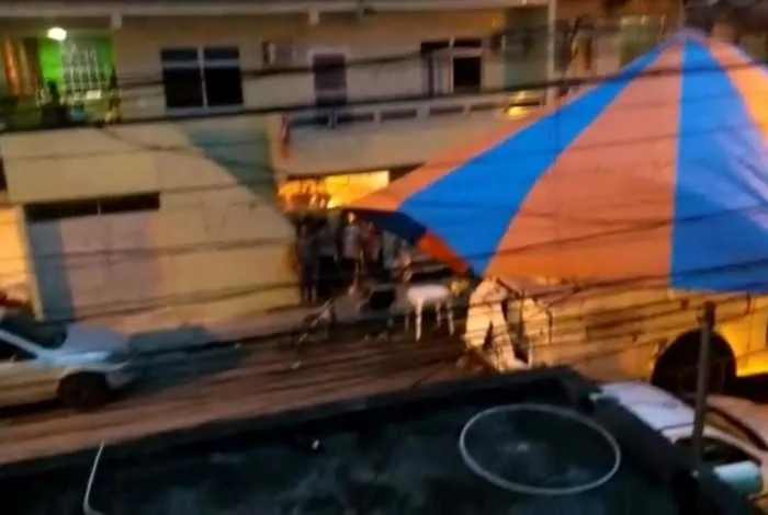 Blindado da PM destruiu estrutura usada no baile 
