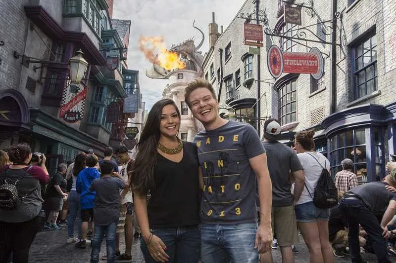 Michel Teló e família curtiram férias no Universal Orlando Resort recentemente. O cantor, sua esposa, a atriz Thais Fersoza, e os filhos Melinda e Teodoro, estiveram nos parques do Complexo e aproveitaram para se divertir no “The Wizarding World of Harry Potter - Diagon Alley”, uma das duas áreas dedicadas ao famoso bruxo dentro do Universal Orlando.