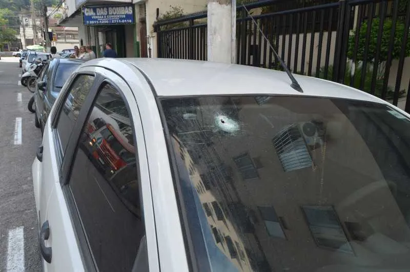 Os moradores foram surpreendidos com o tiroteio entre os policiais militares e os dois criminosos