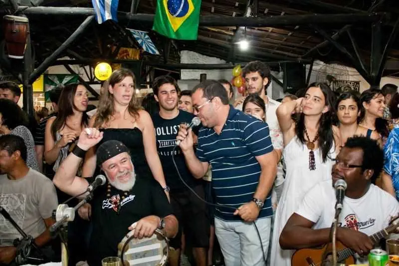 O músico Hilton Mendes, à esquerda, é um dos fundadores da roda de samba do Candongueiro
