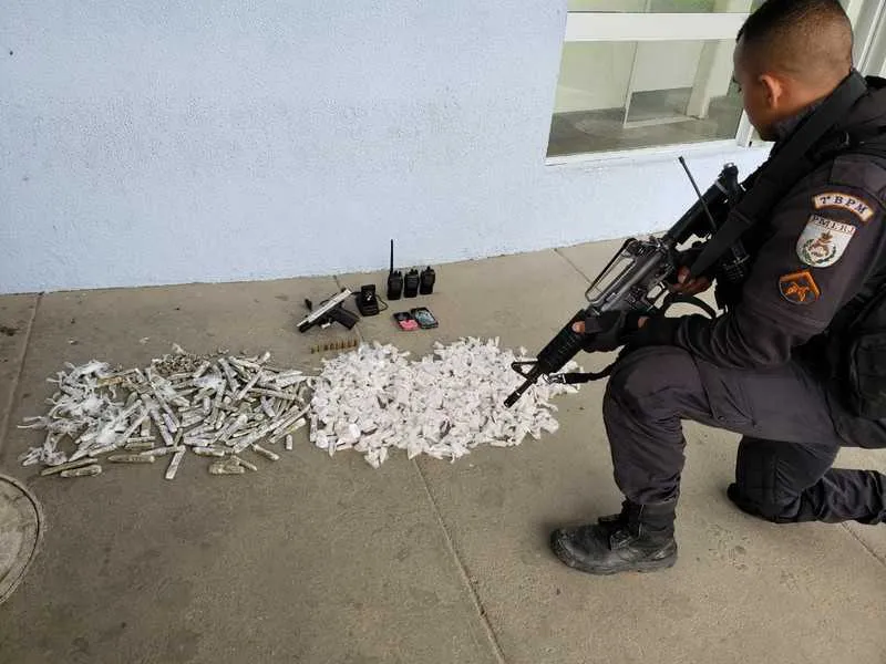Os policiais apresentaram as drogas na delegacia do Alcântara