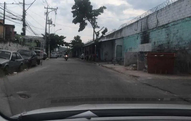 Já existem vários estabelecimentos irregulares construídos sobre as calçadas da Avenida Monsenhor Raeder, no Barreto, e problema cresce a cada dia no local