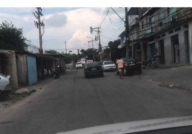 Calçadas foram vendidas por traficantes na Av. Mosenhor Raeder