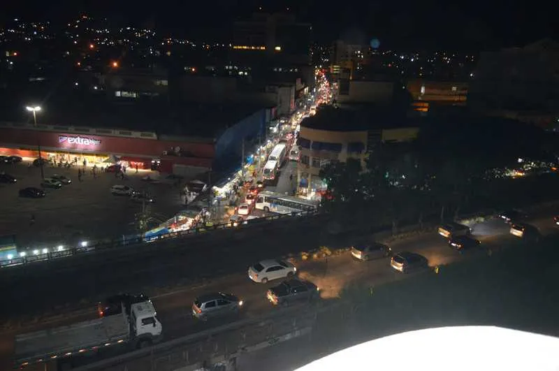 Imagem ilustrativa da imagem Caminhão quebrado causa trânsito de 10km na RJ 104