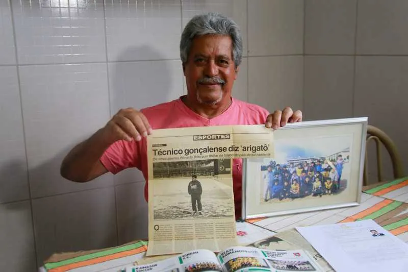 O treinador, que mora no Gradim, tem experiência em comandar clubes no Brasil e no Japão