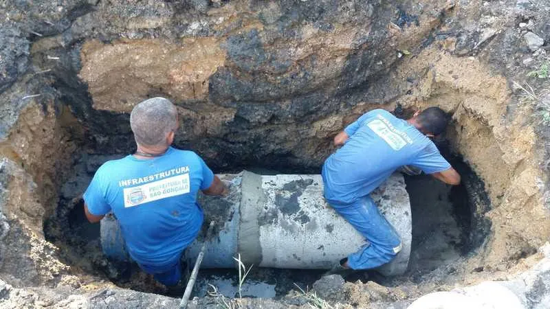 >> Equipes fizeram os reparos e também consertaram a via