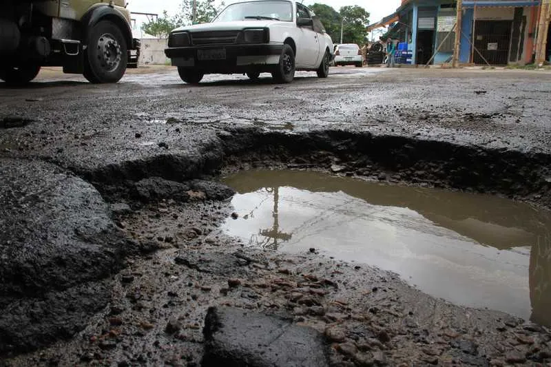 Vazamento de Água da CEDAE causa Buracos no Retorno de Vista Alegre 