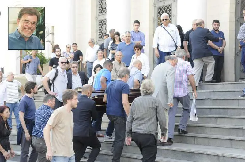 O velório reuniu centenas de pessoas na Câmara de Vereadores