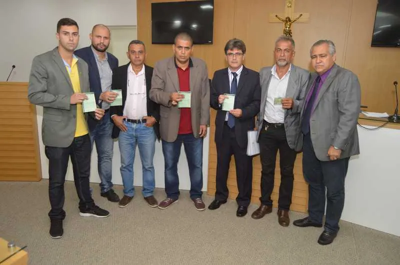 Com documentos de seus veículos e comprovantes de pagamento do IPVA, vereadores cobram explicações em SG