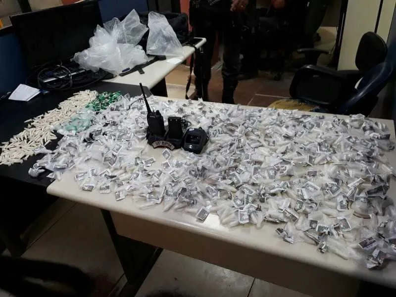 Além dos três acusados de tráfico presos, PMs apreenderam drogas