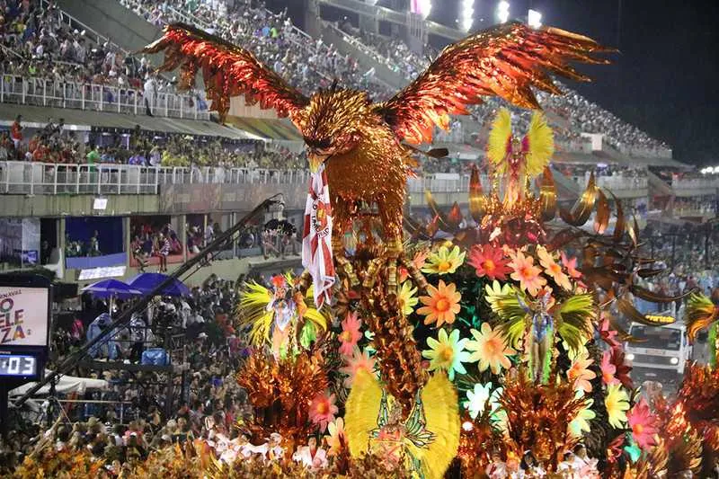 No último setor do desfile, a fênix voa com a bandeira da Viradouro: a escola ressurge das cinzas