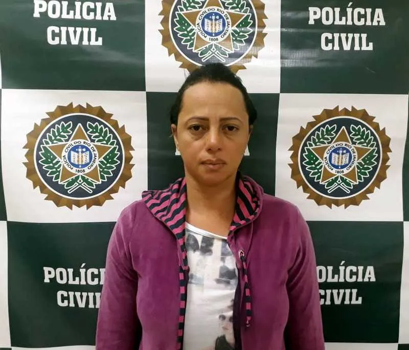 Adriana, com fisionomia abatida anteontem, ao ser presa, e nos bons tempos com Renné, em Rio Bonito 