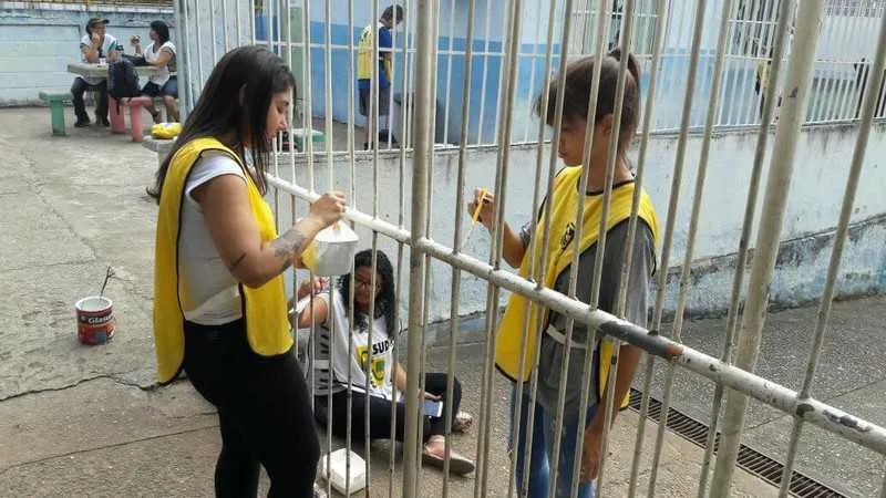 Voluntários de igreja pintaram e limparam o colégio