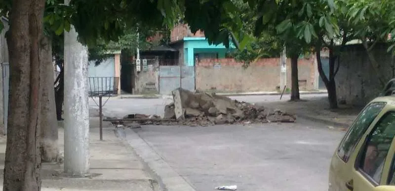 As barreiras impedem a circulação de pedestres e motoristas