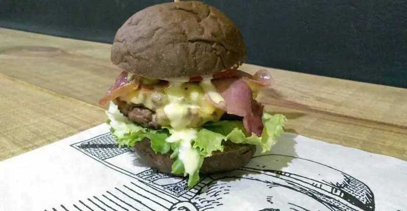 Se você acha que hambúrguer é tudo parecido, você precisa conhecer o novo conceito em fazer sanduíches do Burger Mania. Lá, você pode escolher seu hambúrguer artesanal, entre as cinco opções que o local dispõe e colocar o pão que você preferir. Qualquer “sandubão” pode ser servido nos pães de cevada, brioche, australiano ou de gergelim. Eu provei o “Bled Mania”, que tem 160 gramas de blend de carne bovina, bacon rústico, queijo prato, maionese artesanal e salada. Por sugestão do chef Edy Argolo, nosso hambúrguer foi servido no pão de cevada. A combinação ficou perfeita, e o pão, mais pesado que os carecas tradicionais, segura toda a suculência da carne servida ao ponto, com aquele tom rosadinho por dentro. 
Conheça detalhes da hamburgueria em facebook.com/BurgerManiasg/