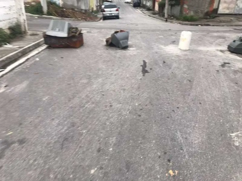 Traficantes utilizam sofás velhos e carcaças de TV nos bloqueios