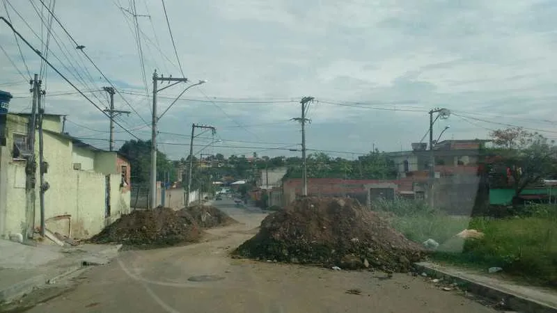 >> Obstáculos foram colocados por traficantes na Rua São José do Ouro