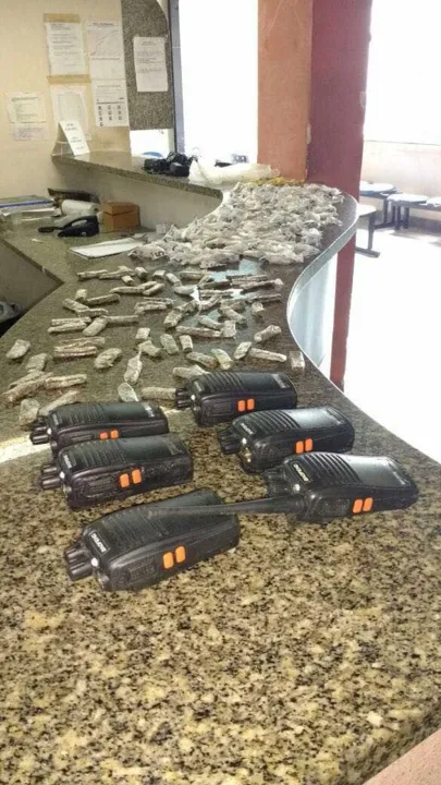Presos e material apreendido pela PM. DIVULGAÇÃO.