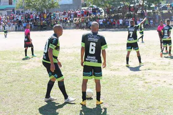 Aos domingos, o Campeonato da Raul Veiga costuma atrair grande público à beira do campo