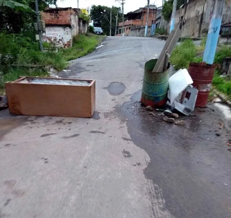 Ruas do Lindo Parque, Rocha e Galo Branco estão bloqueadas