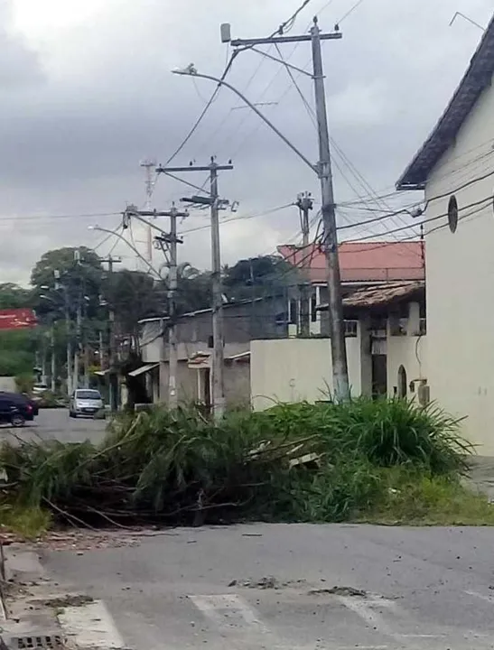 Imagem ilustrativa da imagem Luiz Caçador tem rua fechada há dois anos