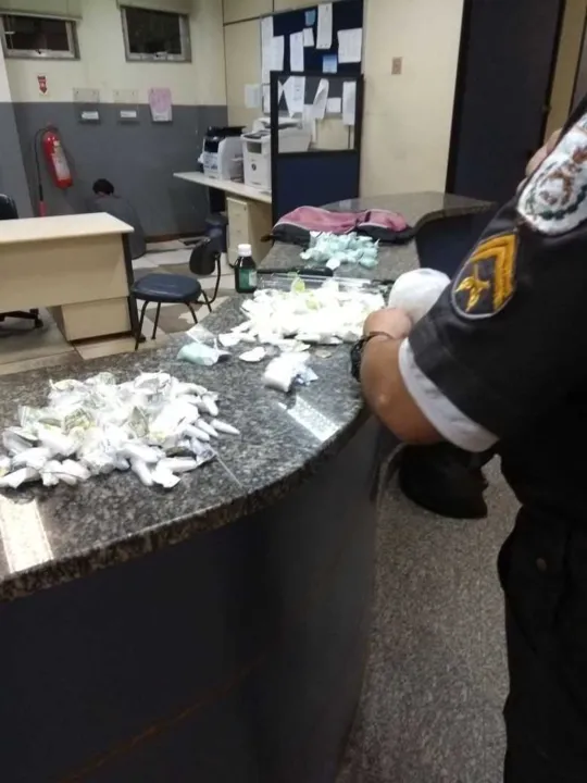 Três armas e drogas foram apreendidas