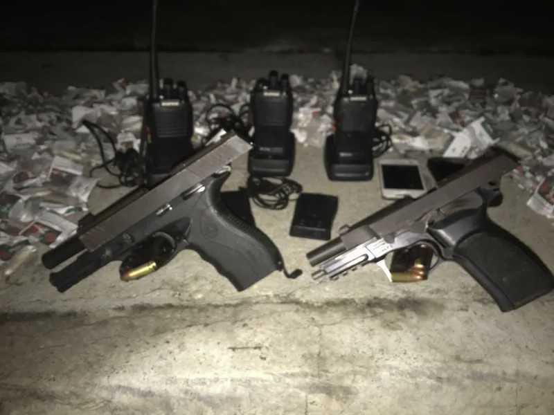 >> De acordo com os PMs, os dois mortos estavam armados com pistolas calibre nove milímetros 