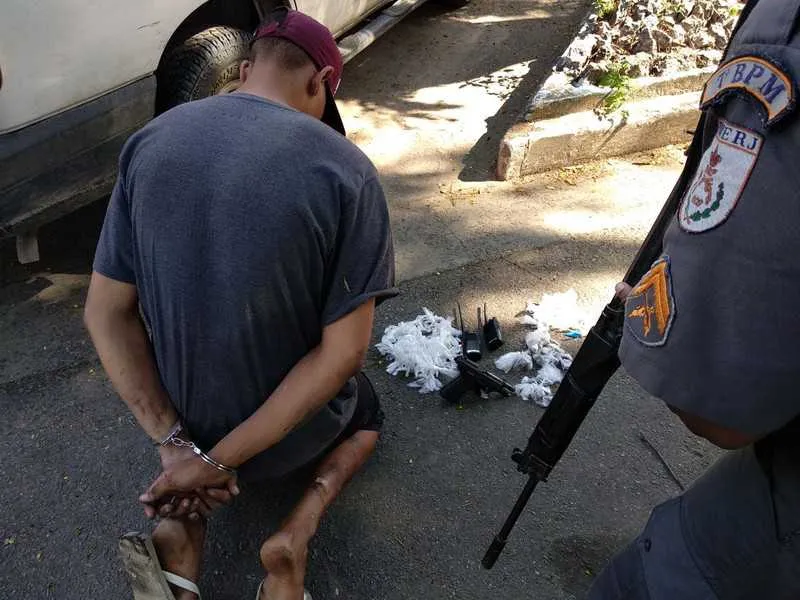 Com a dupla, a equipe do 7ºBPM apreendeu uma pistola