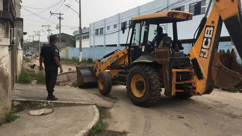 PM's iniciaram retirada de barricadas após confronto com traficantes