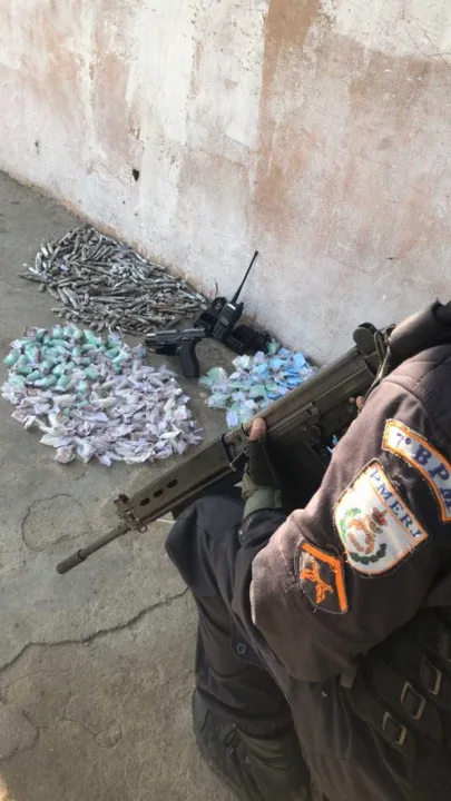 Foram apreendidas uma pistola, drogas e rádio transmissor