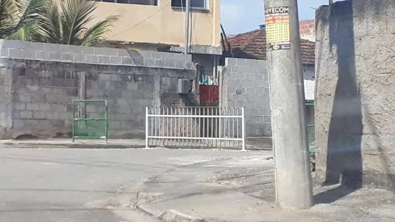 Traficantes botaram barreiras feitas com grades nas ruas 