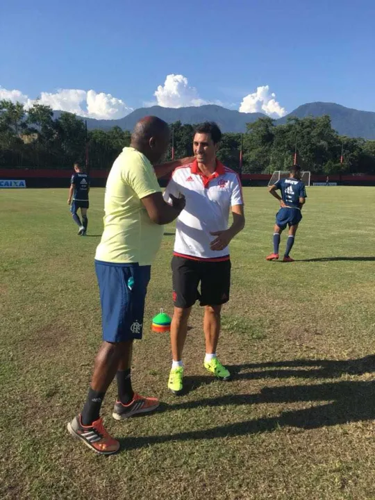O ex-lateral-esquerdo Athirson em seu 1º dia de estágio na base

