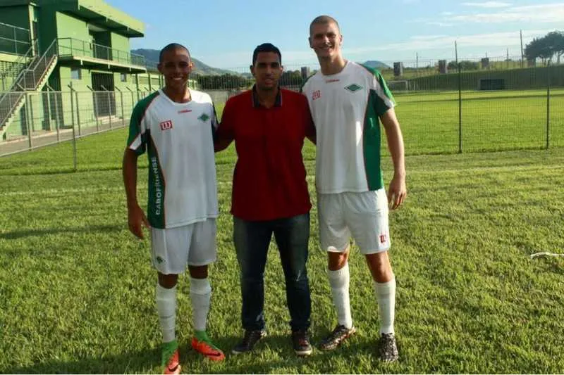  O gonçalense Rodrigo Henrique (C) alugou uma casa para dois atletas jogarem na Cabofriense