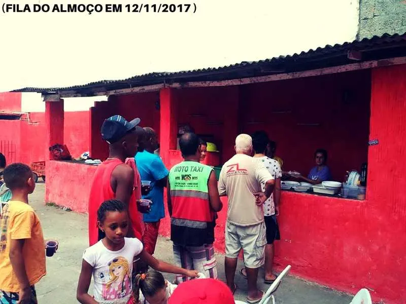 Todos os domingos, os integrantes do projeto alimentam as pessoas na região de Santa Luzia