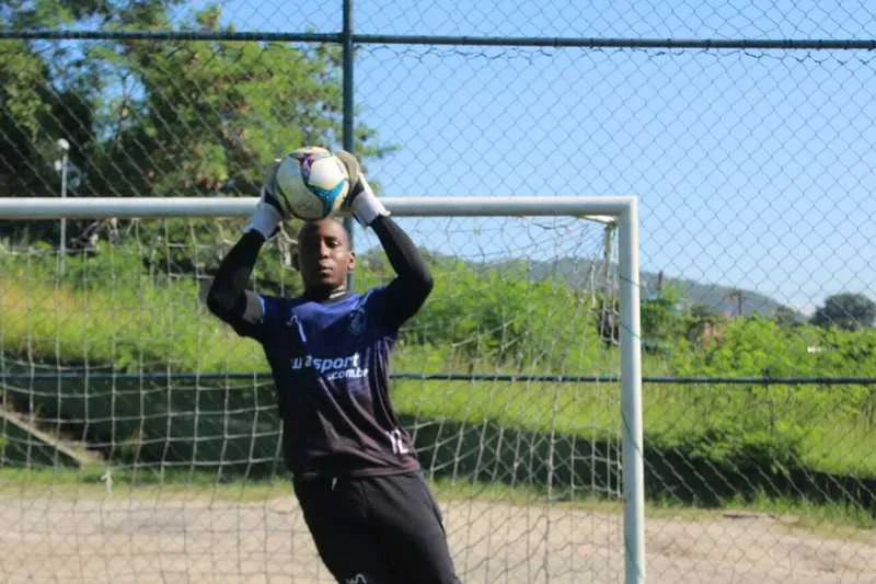 Imagem ilustrativa da imagem Goleiro formado em psicologia defenderá SGEC no Carioca B1