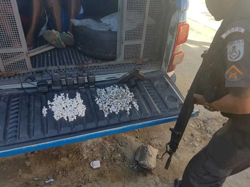 Os policiais apreenderam uma pistola e drogas