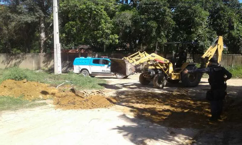 Os PMs usaram um trator para retirar os obstáculos 