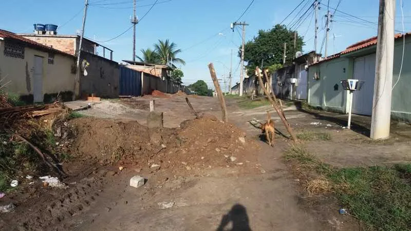 Na Rua Cristóvão Sardinha, barreira foi instalada há poucos dias 